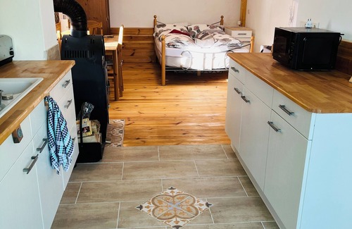 Liepen Appartement | Gemütliche Ferienwohnung mit Kaminofen, Renoviert+rustikal