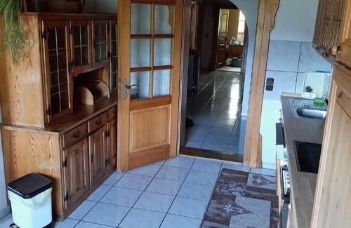 Viechtach Appartement | Gemütliche Ferienwohnung mit Balkon und Kinderspielecke, Perfekt für Familien