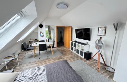 Niederursel Appartement | Gemütliche helle Dach-Wohnung in Frankfurt