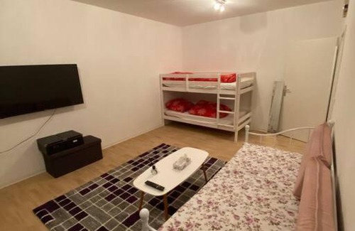 Marzahn Appartement | Gemütliche Wohnung mit Smart-TV und großem Balkon