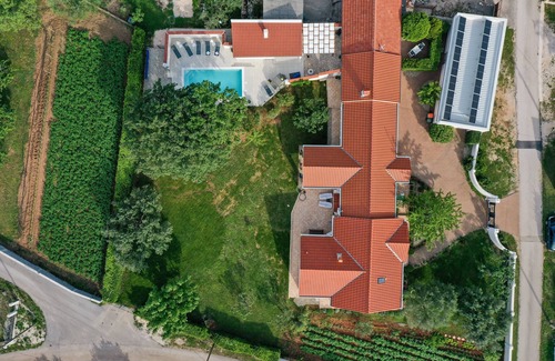 Poljica Maison | Gemütliches 3 Zimmer Hausteil mit Beheiztem Pool und 5 Minuten vom Meer Entfernt