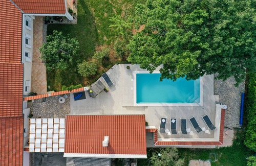 Poljica Maison | Gemütliches 3 Zimmer Hausteil mit Beheiztem Pool und 5 Minuten vom Meer Entfernt