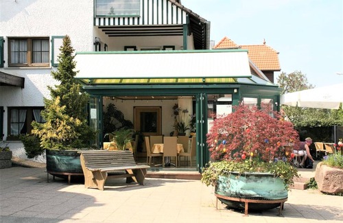 Langenbrand Appartement | Gemütliches Einzelzimmer mit Sat-TV, Dusche / WC und Balkon oder Terrasse