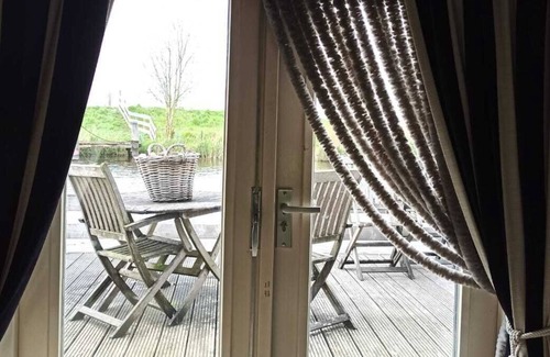 Lauwerzijl Location De Bateaux | Gemütliches Woonboot in Einer Herrlichen Landschaft in der Region Groningen