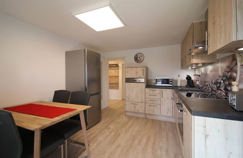 Wehr Appartement | Gemütliches Zimmer mit TV und Gemeinschaftsbad