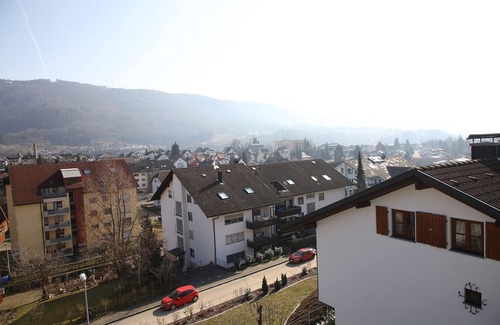 Wehr Appartement | Gemütliches Zimmer mit TV und Gemeinschaftsbad