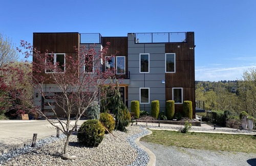 Des Moines Maison | Gem on the North Hill with Breathtaking rooftop views & Jacuzzi