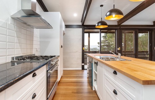 Gembrook Maison | Gembrook Views Unique and recently renovated 2br mudbrick house