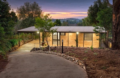 Gembrook Maison | Gembrook Views Unique and recently renovated 2br mudbrick house