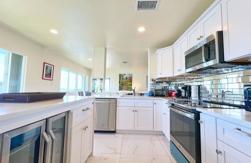 Bolongo Bay Copropriété | Generator! 4BR remodeled, w/BEACH and 3 POOLS!