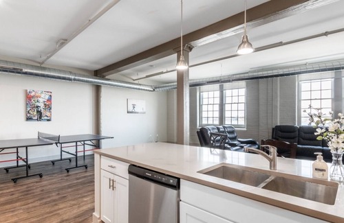 Front Park Appartement | Generous 3 bedroom Contemporary Condo with free parking