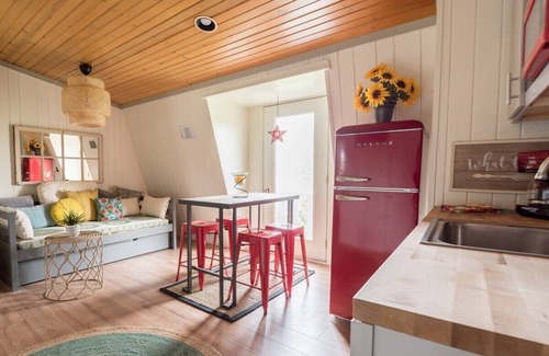 Lake Geneva Appartement | Geneva Beach House Como Suite |Easy Half Mile Walk to the Lake |Shared Backyard |Parking
