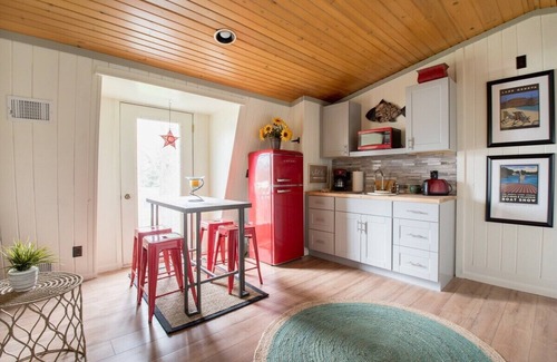 Lake Geneva Appartement | Geneva Beach House Como Suite |Easy Half Mile Walk to the Lake |Shared Backyard |Parking