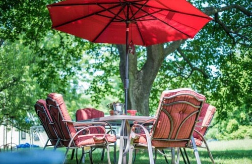 Lake Geneva Appartement | Geneva Beach House Como Suite |Easy Half Mile Walk to the Lake |Shared Backyard |Parking