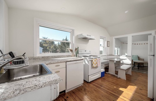 Broadkill Beach Maison | Georgia Avenue - bay block in Broadkill Beach!