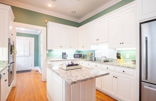 Valdosta Maison | Georgia Park Gem: Historic Home with Pool