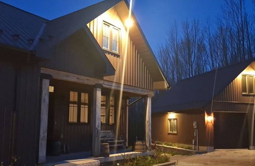 Meaford Maison | Georgian Bay Escape Cottage in Meaford. Cozy cottage with fireplace.