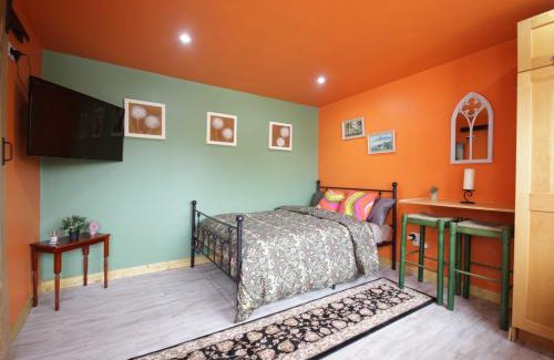 Errill Maison | Georgias Gate Studio Cottage - Sleeps 4 & Pets Ok