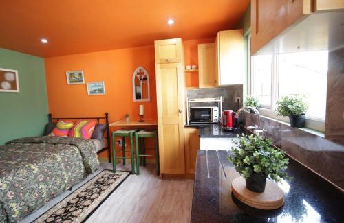 Errill Maison | Georgias Gate Studio Cottage - Sleeps 4 & Pets Ok