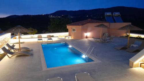 Georgioupolis Appartement | Georgioupoli Studio 2 with a pool and lake views