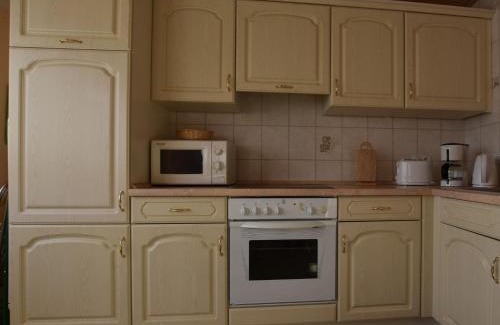 Kroepelin Appartement | Geräumige Ferienwohnung mit Garten in Brusow