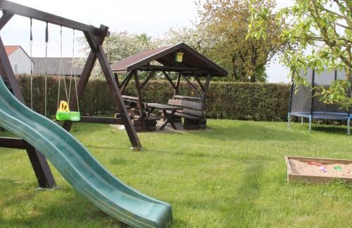 Kroepelin Appartement | Geräumige Ferienwohnung mit Garten in Brusow