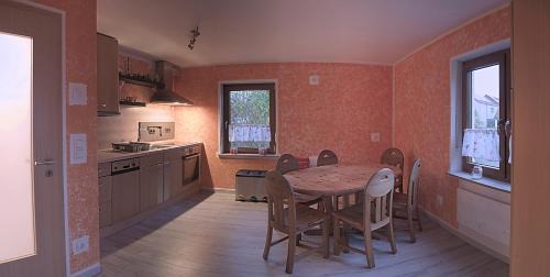 Auerbach in der Oberpfalz Maison | Geräumiges Zimmer mit Doppelbett, Bad und Küche