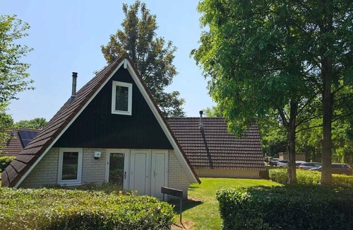 Gramsbergen Maison | Gerenoveerd 6 Pers. Huisje aan Visvijver Time4vacay