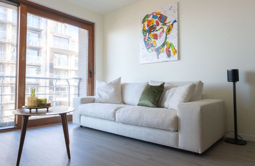 Raversijde Appartement | Gerenoveerd appartement met zijdelings zeezicht en kwalitatieve materialen