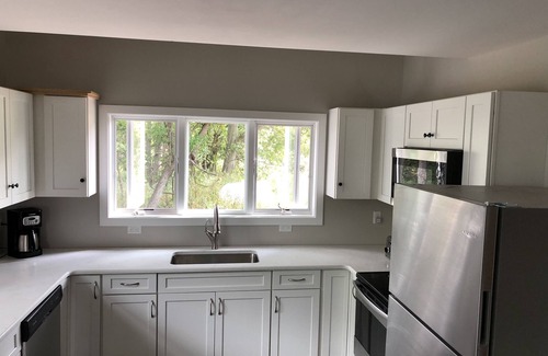 Albion Maison | Retournez à la nature et découvrez la vie du lac avec style en séjournant dans notre maison.