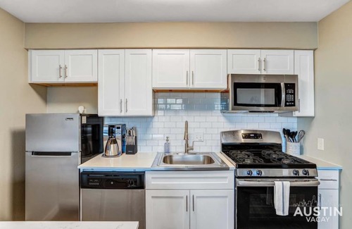 Hancock Appartement | Get Comfy Memory Foam Beds and Tub in Central ATX