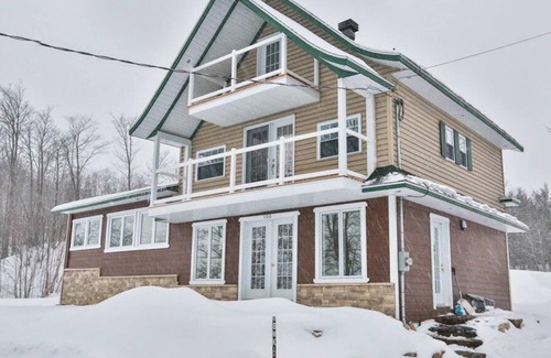 Mauricie Chalet De Ski | Get lost in Grandes-Piles Cozy modern chalet View on St-Maurice River