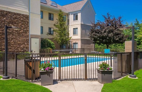 Andover Hôtel | Get Ready for Blissful Getaway! Pet-friendly Hotel, Outdoor Pool!