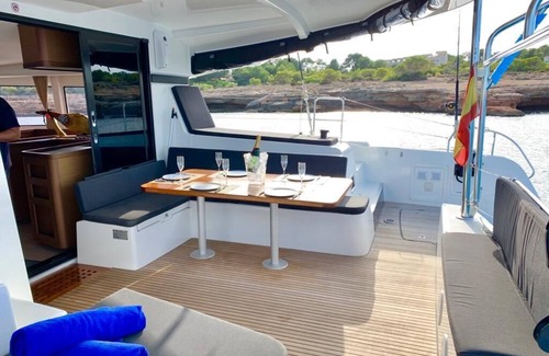 Playa d'en Bossa Location De Bateaux | Get to know Ibiza from the crystalline and transparent waters of its coves and beaches.