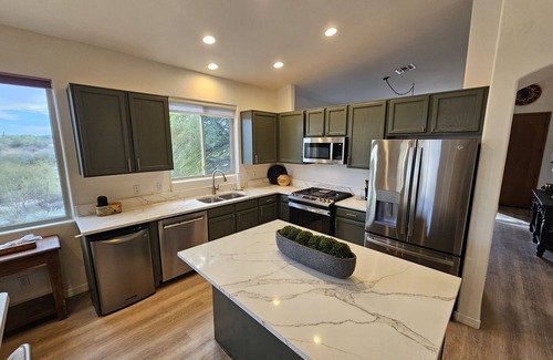 Tucson Maison | Getaway Desert Oasis with Pool, Hot Tub, Privacy, Stunning Views !