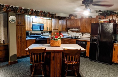Decorah Cabine | Getaway Suite at Rustic Acres