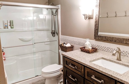 Decorah Cabine | Getaway Suite at Rustic Acres