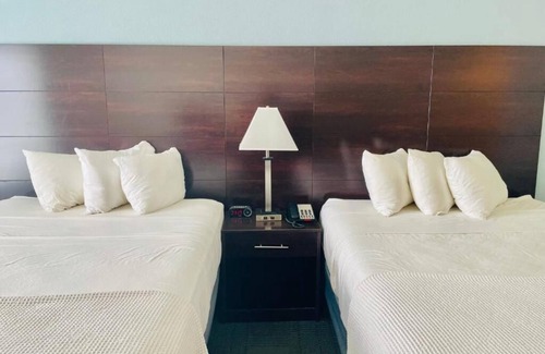 Cuero Maison | Getaway Weekend Trip! Comes w/ Free Parking, Minutes from Guadalupe River!