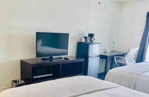 Cuero Maison | Getaway Weekend Trip! Comes w/ Free Parking, Minutes from Guadalupe River!