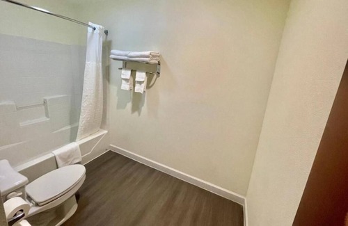 Cuero Maison | Getaway Weekend Trip! Comes w/ Free Parking, Minutes from Guadalupe River!