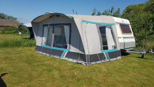 Tersoal Autre | Gezellige caravan met weids uitzicht nabij Sneekermeer