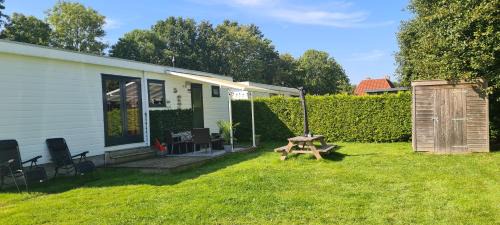 Menaldum Appartement | Gezellige chalet met grote privétuin.