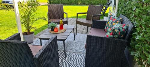 Menaldum Appartement | Gezellige chalet met grote privétuin.