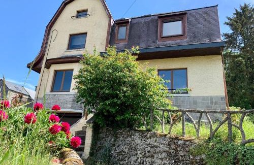 Doische Maison | Gezellige villa met open haard en zonnige tuin.