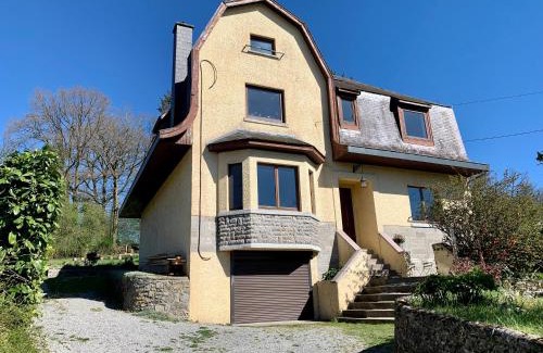 Doische Maison | Gezellige villa met open haard en zonnige tuin.