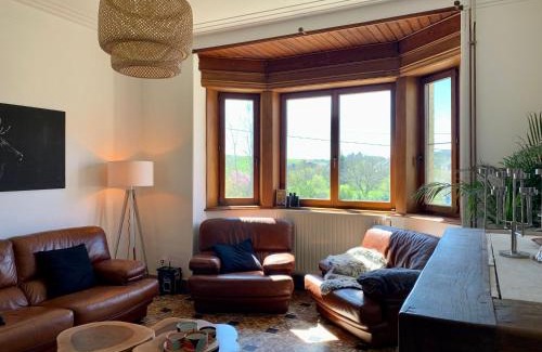 Doische Maison | Gezellige villa met open haard en zonnige tuin.