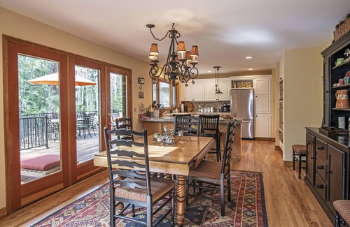 Black Butte Ranch Maison | GH219 | Luxury home in a quiet area w/ hot tub and private big grass yard.