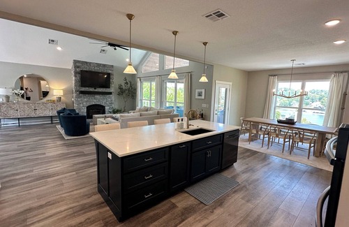Grove Maison | Spacious 5-bedroom luxury 4-acre Estate overlooking Woodard Hollow in Grove, OK.