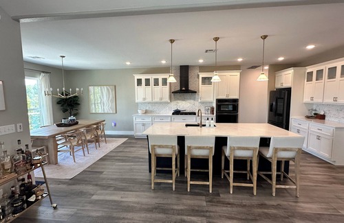 Grove Maison | Spacious 5-bedroom luxury 4-acre Estate overlooking Woodard Hollow in Grove, OK.