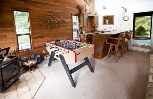 Glacier Maison | Maison double géante avec bar, bain à remous, WiFi, terrasse ensoleillée et plus encore! 14 personnes (+)!
